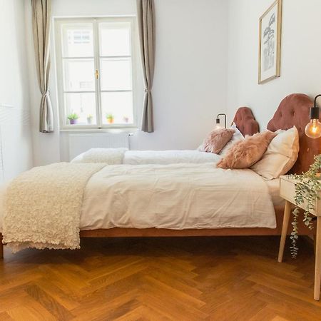 Top Location City Centre Condo In Historic Building With Free Garage Parking リュブリャナ エクステリア 写真