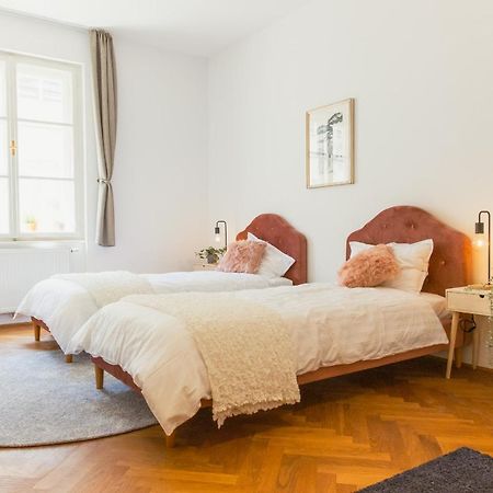 Top Location City Centre Condo In Historic Building With Free Garage Parking リュブリャナ エクステリア 写真