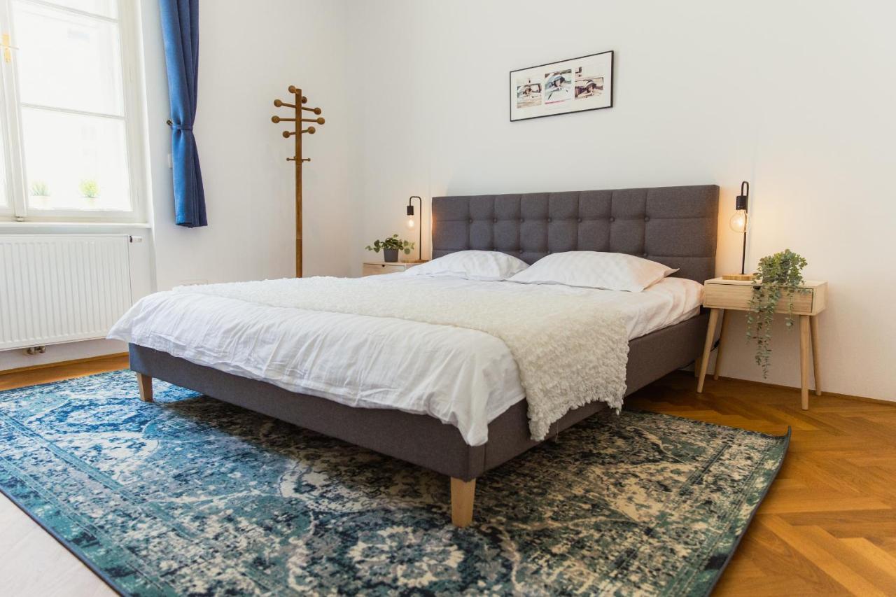 Top Location City Centre Condo In Historic Building With Free Garage Parking リュブリャナ エクステリア 写真
