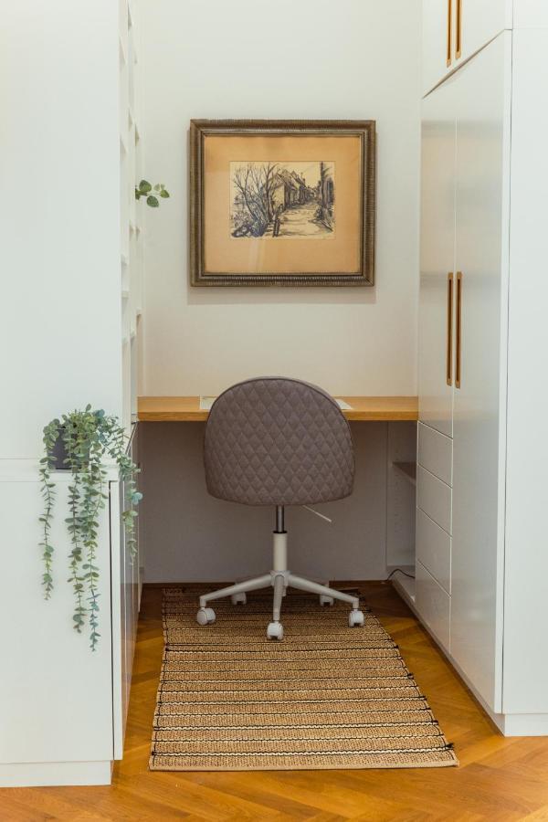 Top Location City Centre Condo In Historic Building With Free Garage Parking リュブリャナ エクステリア 写真