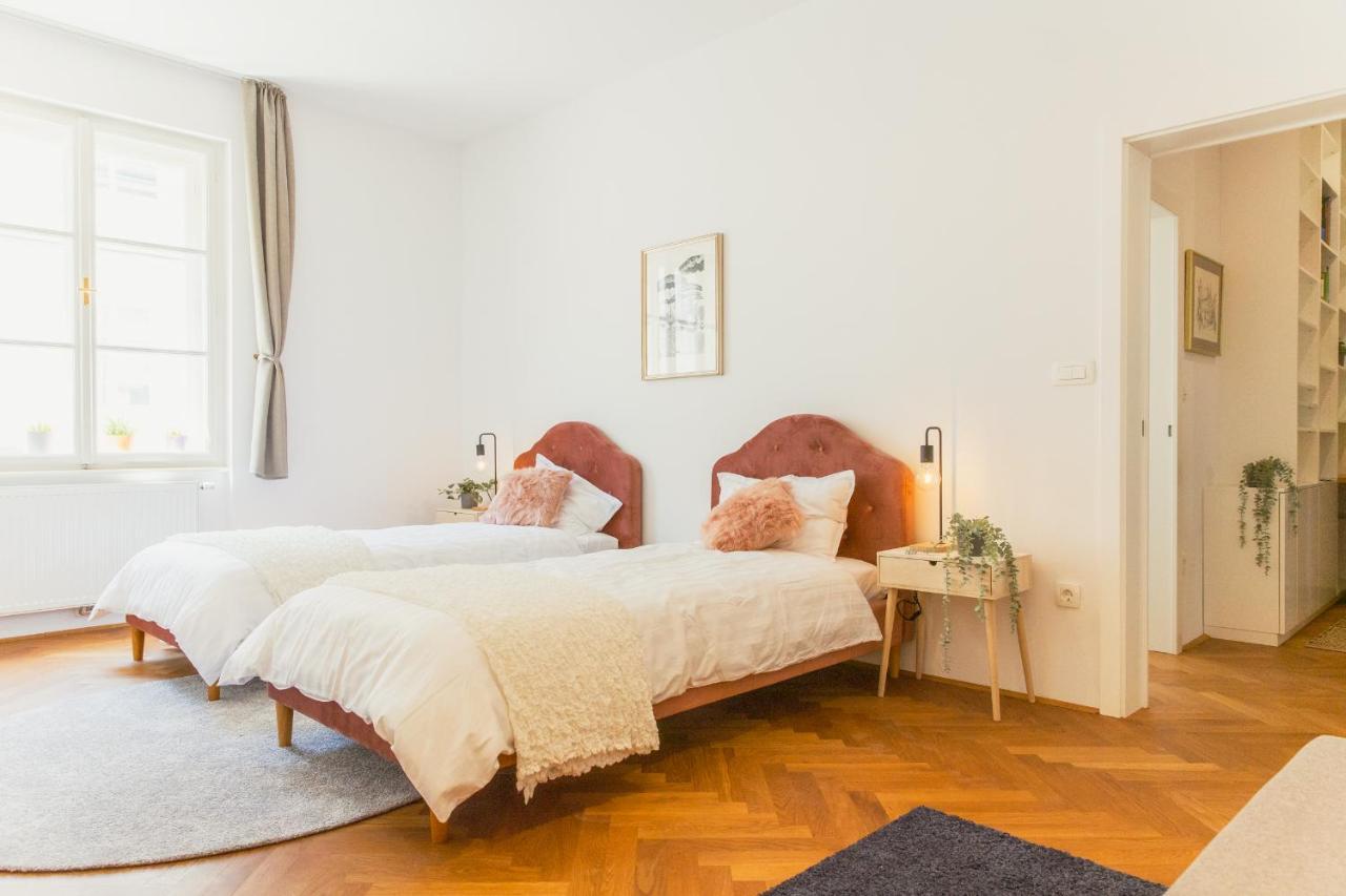 Top Location City Centre Condo In Historic Building With Free Garage Parking リュブリャナ エクステリア 写真