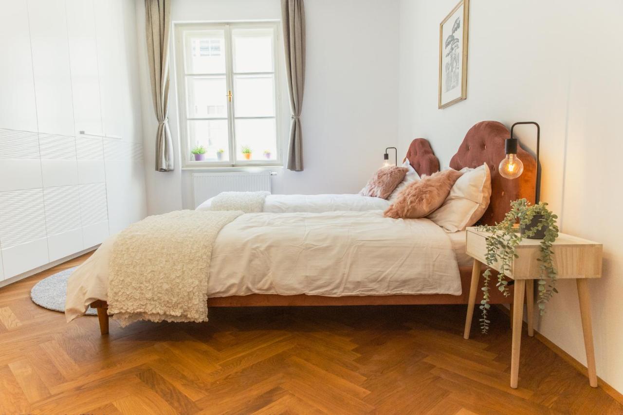 Top Location City Centre Condo In Historic Building With Free Garage Parking リュブリャナ エクステリア 写真