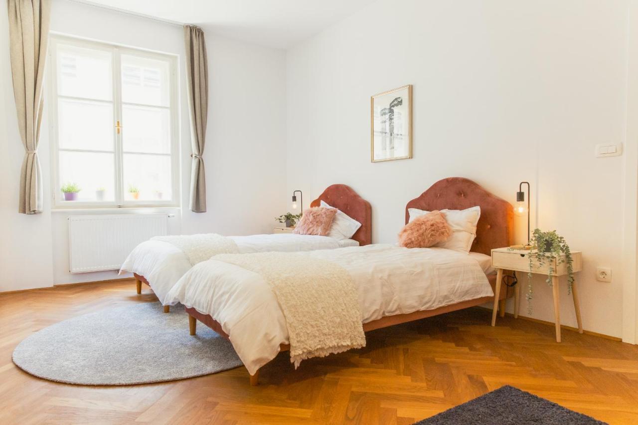 Top Location City Centre Condo In Historic Building With Free Garage Parking リュブリャナ エクステリア 写真