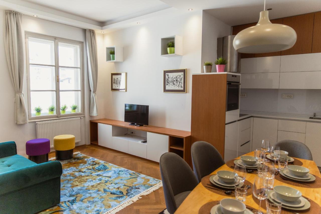 Top Location City Centre Condo In Historic Building With Free Garage Parking リュブリャナ エクステリア 写真