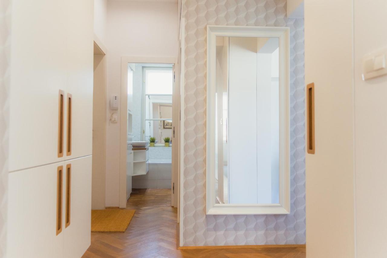 Top Location City Centre Condo In Historic Building With Free Garage Parking リュブリャナ エクステリア 写真