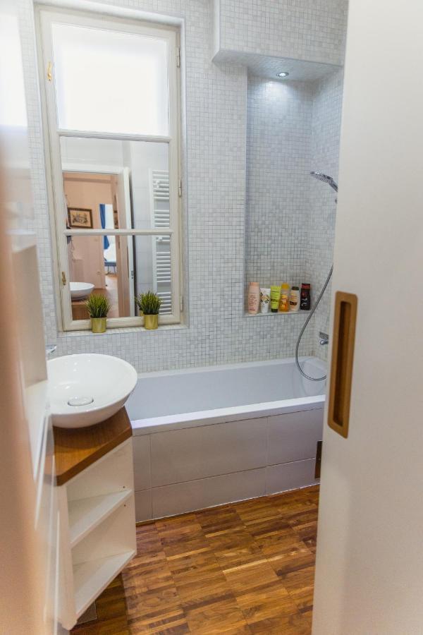 Top Location City Centre Condo In Historic Building With Free Garage Parking リュブリャナ エクステリア 写真