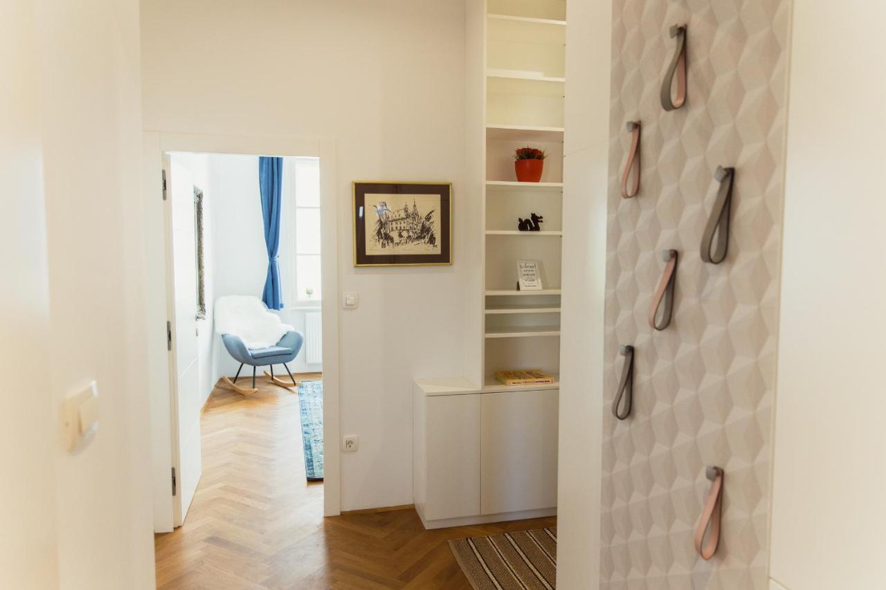 Top Location City Centre Condo In Historic Building With Free Garage Parking リュブリャナ エクステリア 写真