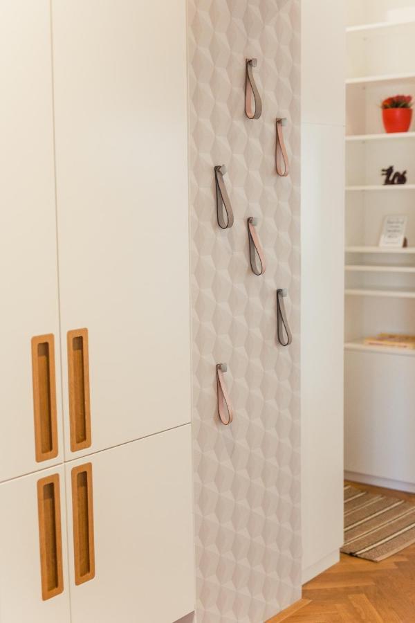 Top Location City Centre Condo In Historic Building With Free Garage Parking リュブリャナ エクステリア 写真